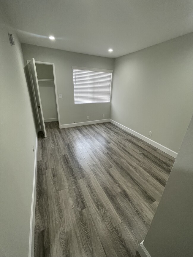 2nd bedroom with small walkin closet - 10508 Sunland Blvd