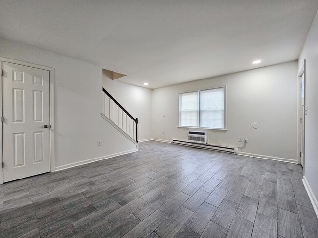 Building Photo - 104 Bradford Dr