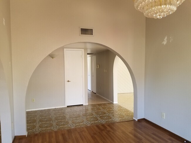 Foto del edificio - Nice Three Bedroom Home in Mesa With a Pool
