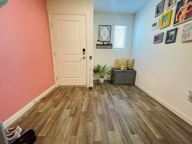 Building Photo - Coming Soon: Spacious 3 Bd, 2Bath Open Con...