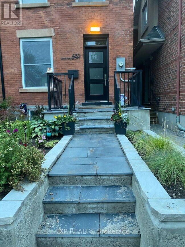 Photo du bâtiment - 451 Sunnyside Ave