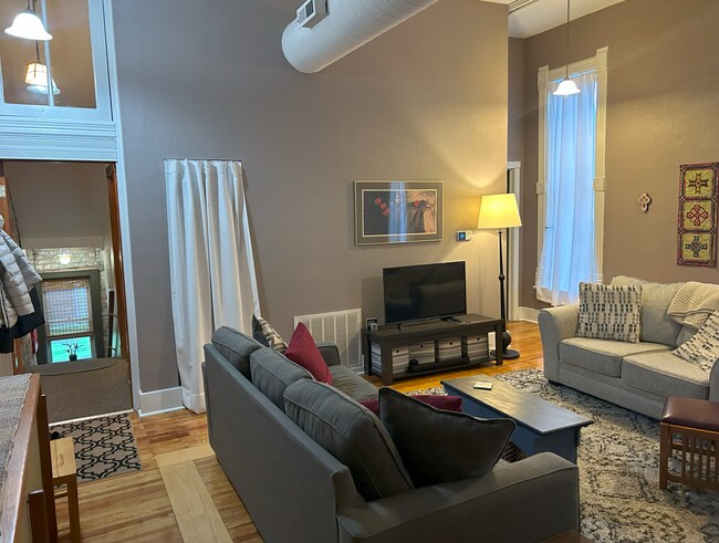Foto del edificio - 107 W Lexington Ave