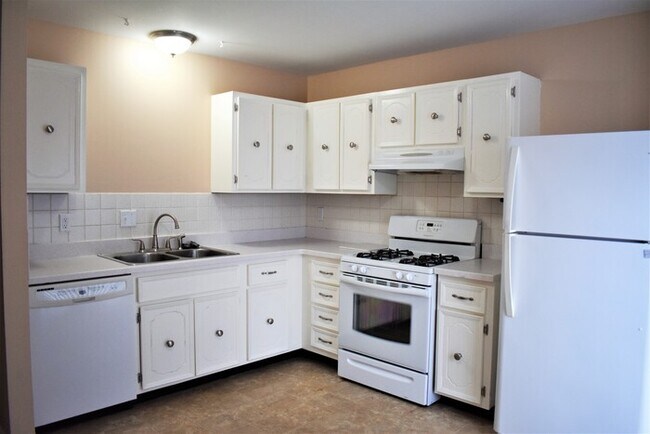 Building Photo - Unique 4 Bedroom Split Level Home in Flori...