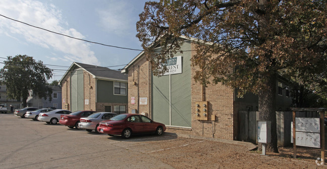 Building Photo - Double Tree Apartments