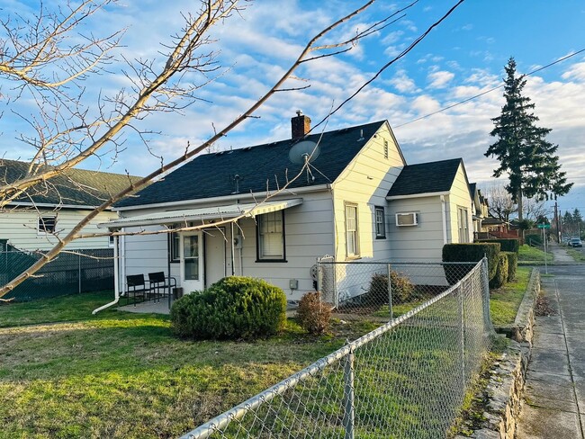 Building Photo - Charming Downtown Vancouver Bungalow
