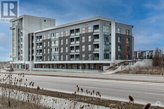 Building Photo - 95-095 Dundas St W