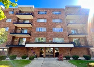 Building Photo - 205 W Miner St