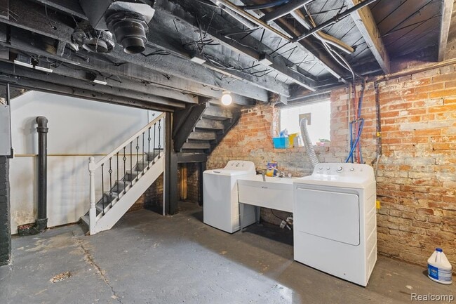 Building Photo - 885 Clairmount Ave