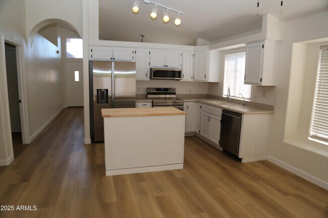 Building Photo - 18602 N 2nd Ave