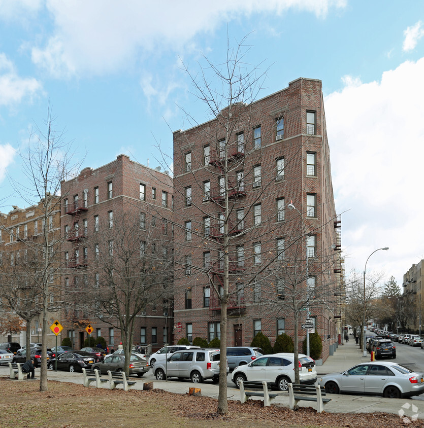 Primary Photo - 375 E Mosholu Pky N