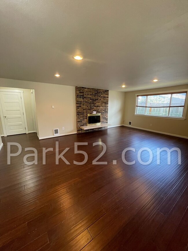 Building Photo - Pet Friendly 3 Bedroom Rambler!