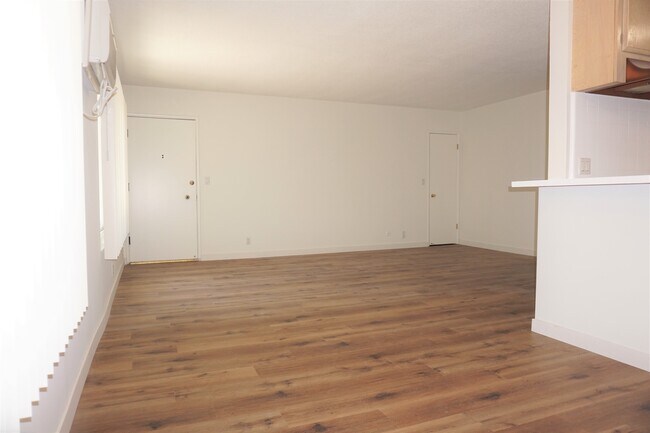 Building Photo - 806 N Sycamore Ave