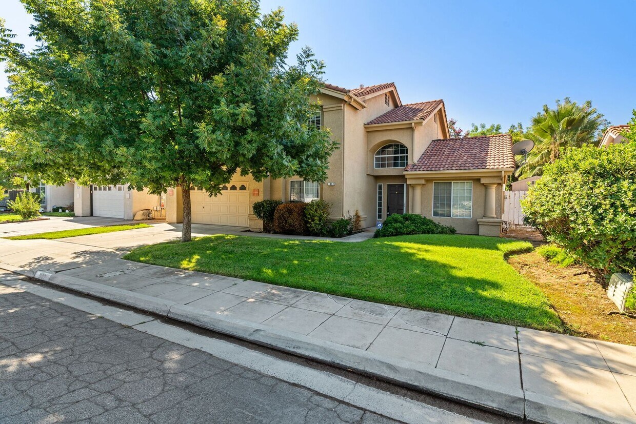 Primary Photo - Spacious home in Northeast Fresno location...