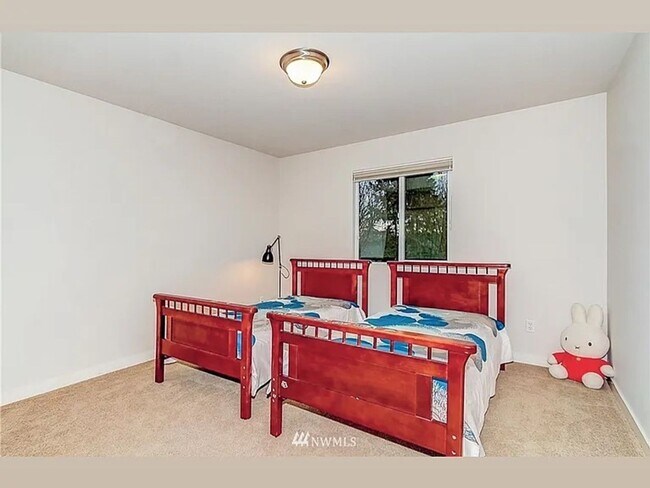 Foto del edificio - Available Now – 4 bed 2.5 bath Sq Ft Woodr...