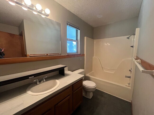 Building Photo - Leasing