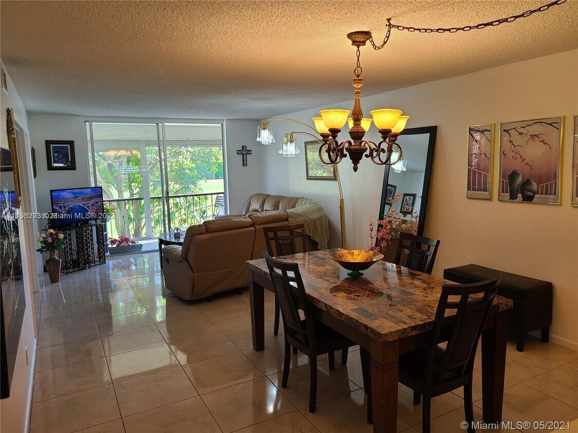 9820 S Hollybrook Lake Dr Unit 202, Pembroke Pines, FL 33025 Condo