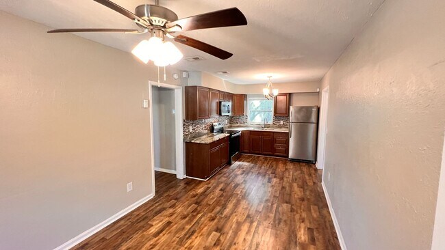 Foto del edificio - Charming 2 Bedroom and 1 Bath Home with a BONUS ROOM  in Winter Garden! Washer and Dryer Included!