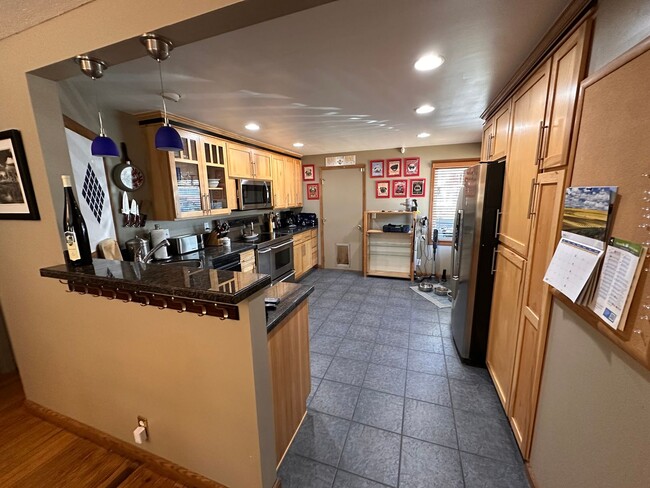Building Photo - Cozy & Convenient 2-Bedroom Home with Larg...