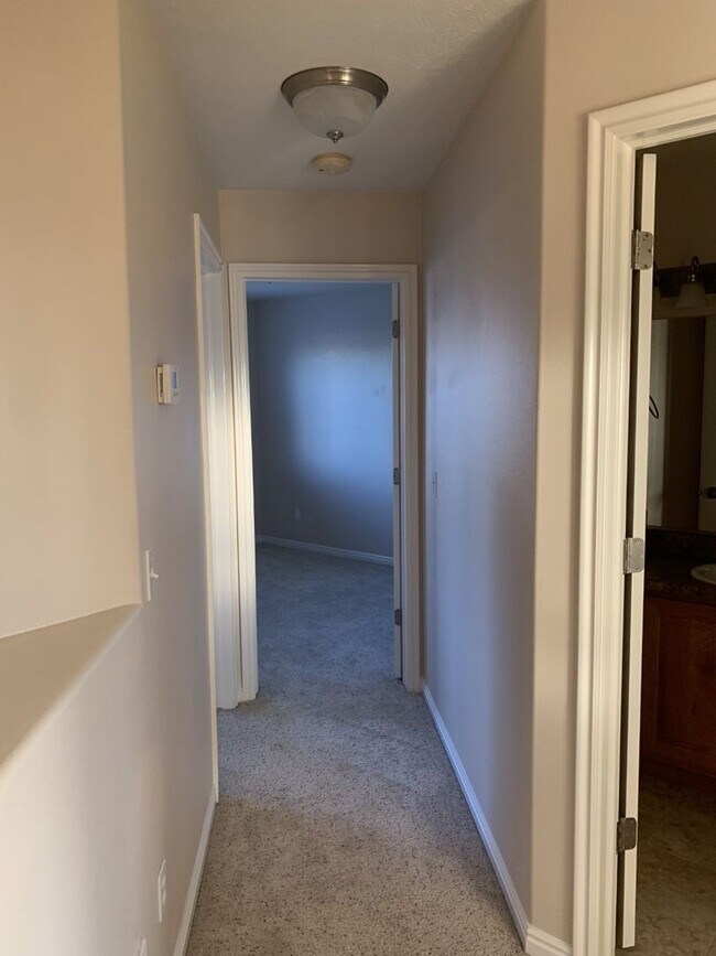 Foto del edificio - Skyhawk 3 bedroom 2.5 bath with a single car garage