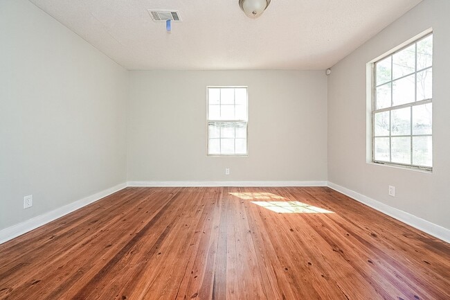 Building Photo - 928 Ray St