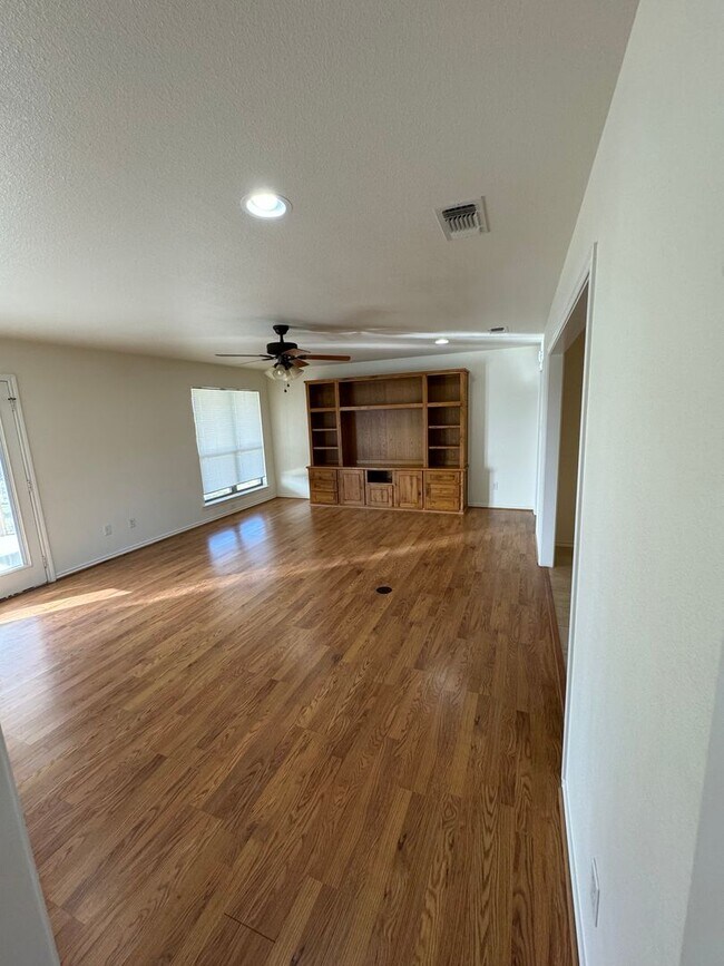 Foto del edificio - 4 Acres + METAL SHOP + Bonus ROOM