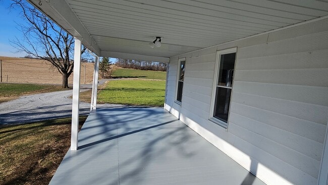 Foto del edificio - Country Living in This 4 Bedroom Farmhouse!