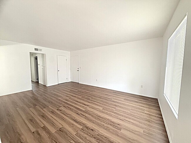 Building Photo - 302 E Blueridge Ave
