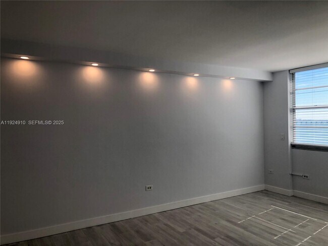 Foto del edificio - 905 Brickell Bay Dr