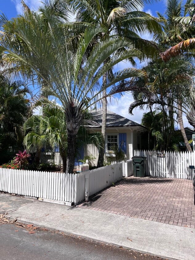 Cabana street view - 525 N Lakeside Dr (Lake Worth, FL)