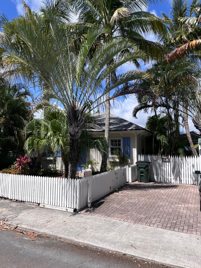 Cabana street view - 525 N Lakeside Dr Apartments