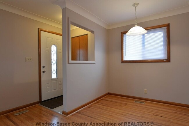 Foyer - 1060 Watson Av