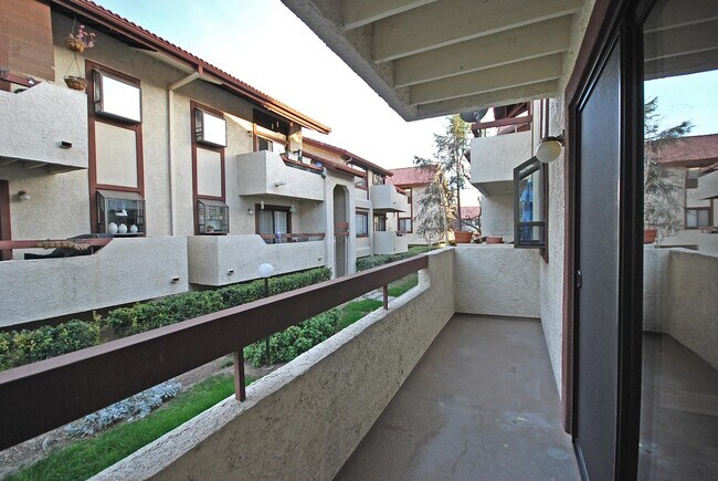 Building Photo - 18020 Saratoga Way