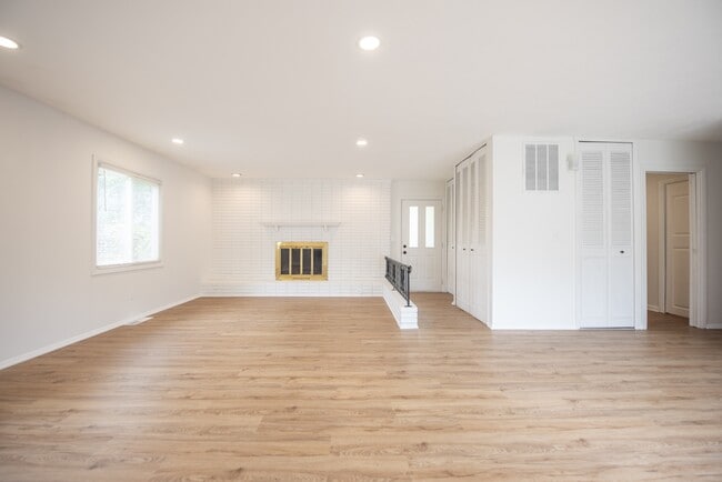 Building Photo - 512 Sprague Rd