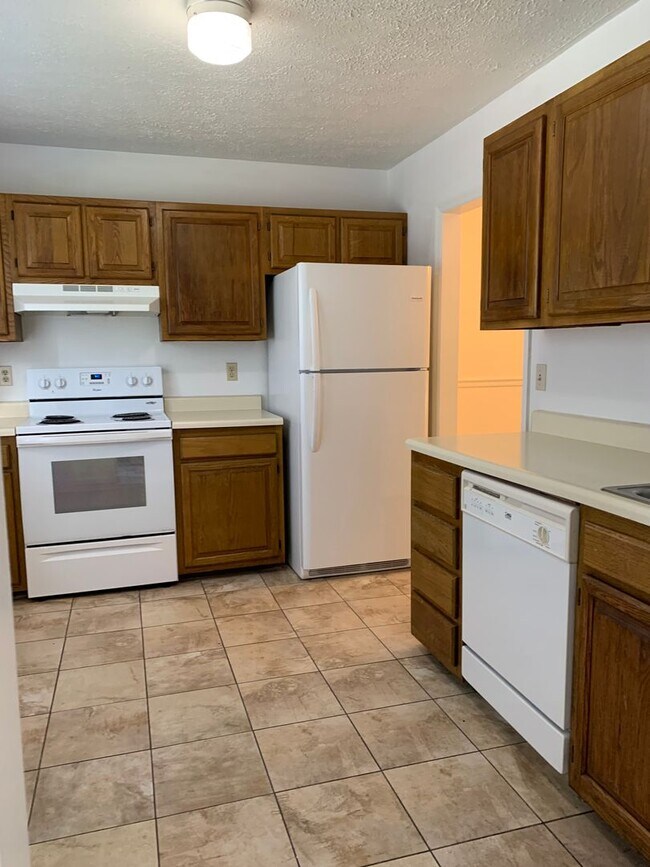 Building Photo - 3 Bedroom, 2.5 Bath Townhouse
