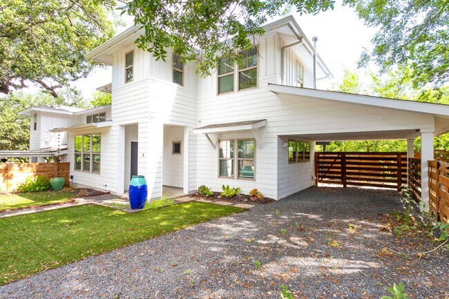 Foto del edificio - Modern Elegance Meets Vibrant Living in th...