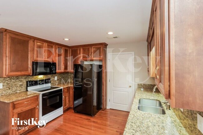 Foto del edificio - 205 Crown Oaks Ct