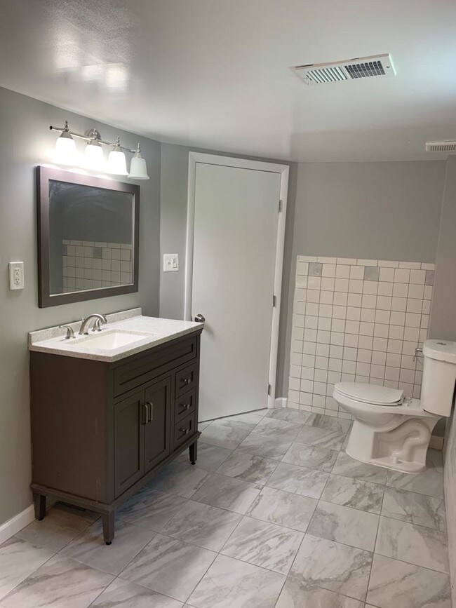 Foto del edificio - 710 Iona Terrace