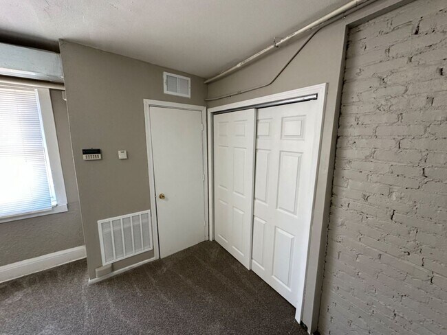 Foto del edificio - 2214-2220 W Hopkins St. (8 Unit)