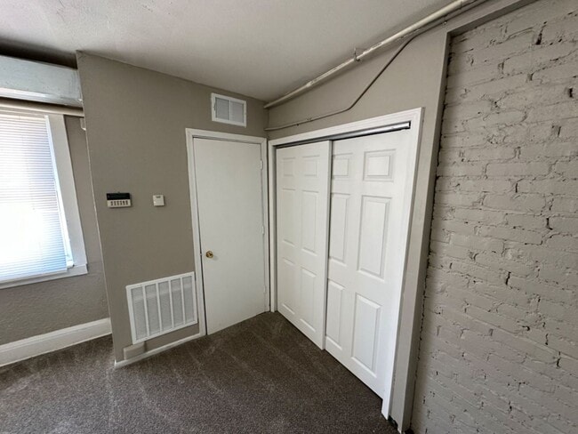 Building Photo - 2214-2220 W Hopkins St. (8 Unit)