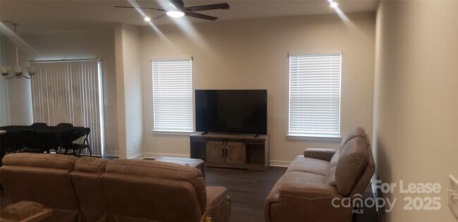 Foto del edificio - 10408 Dalton Woods Ct NW