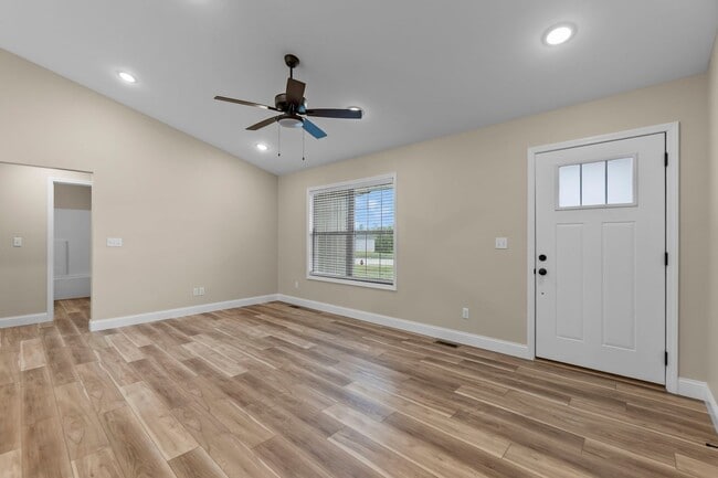 Building Photo - Charming 3 Bedroom, 2 Bathroom Home in Jac...