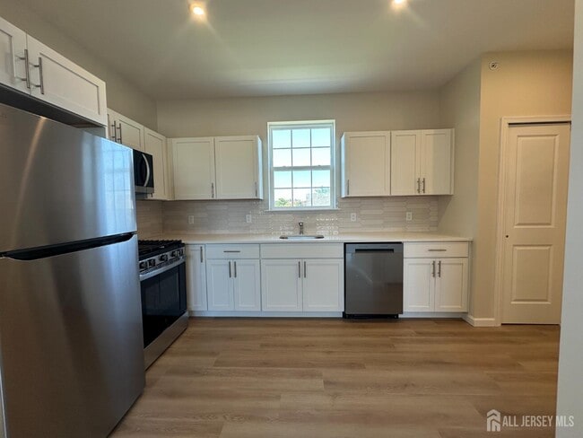 Building Photo - 88 Louis St