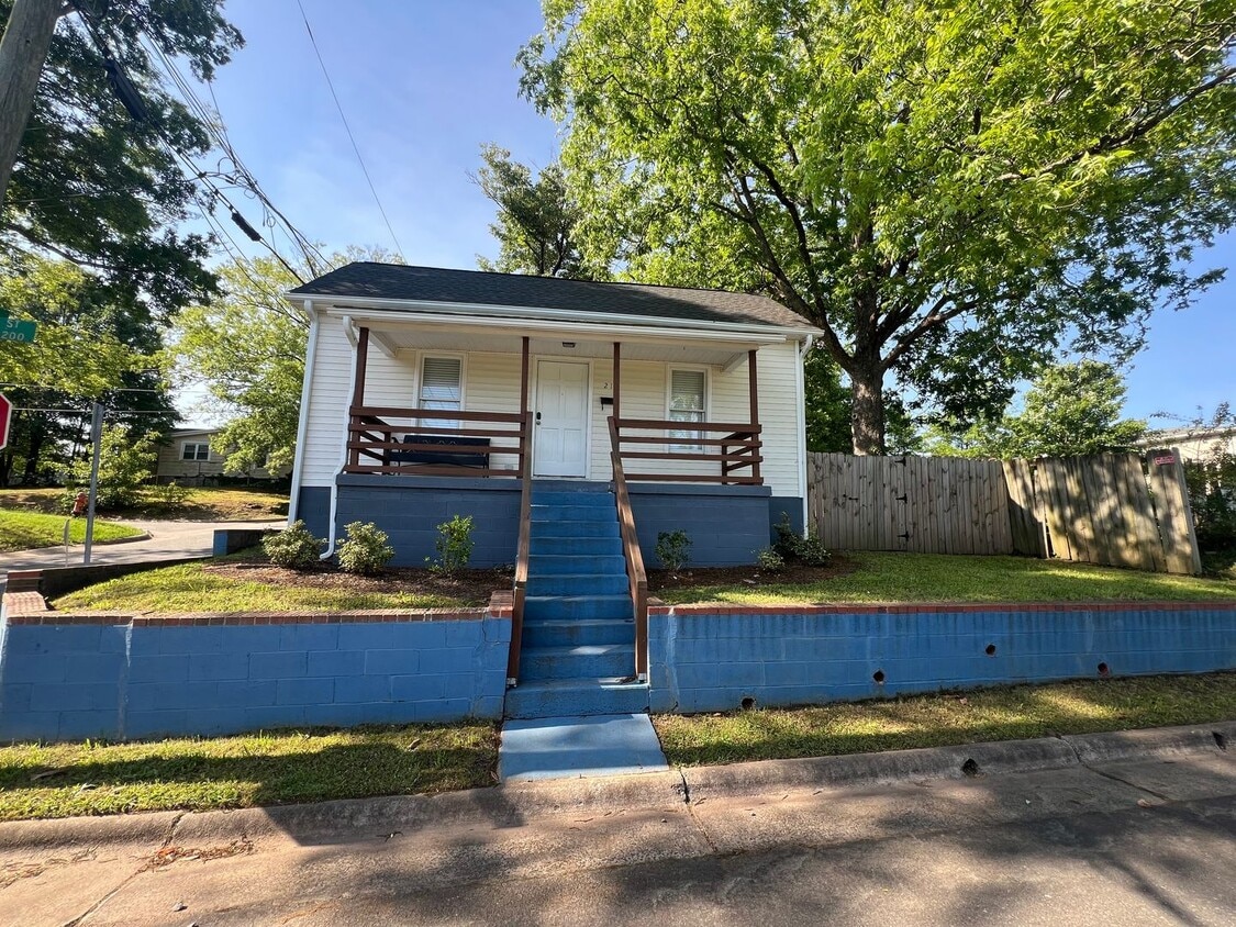 Charming 2-bedroom, 1-bath home on a corne... - Charming 2-bedroom, 1-bath home on a corne...