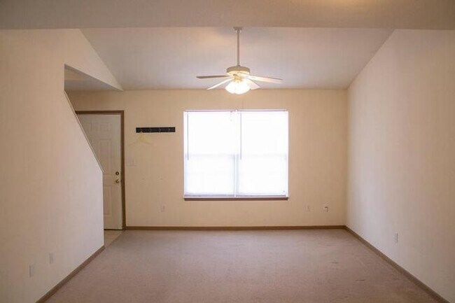 Building Photo - 4/Bed - 3/Bath