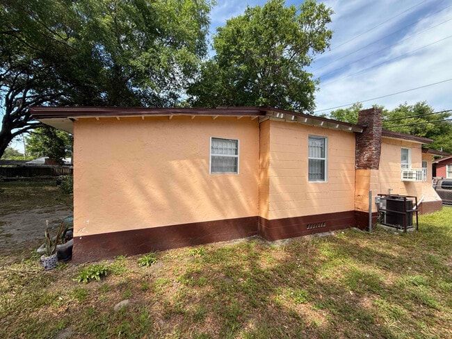 Building Photo - 3514 Haines St