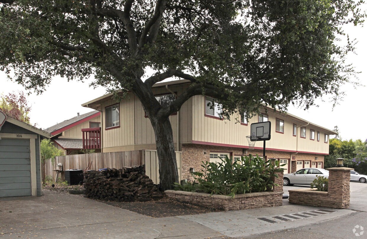 Building Photo - 102 Pine Pl