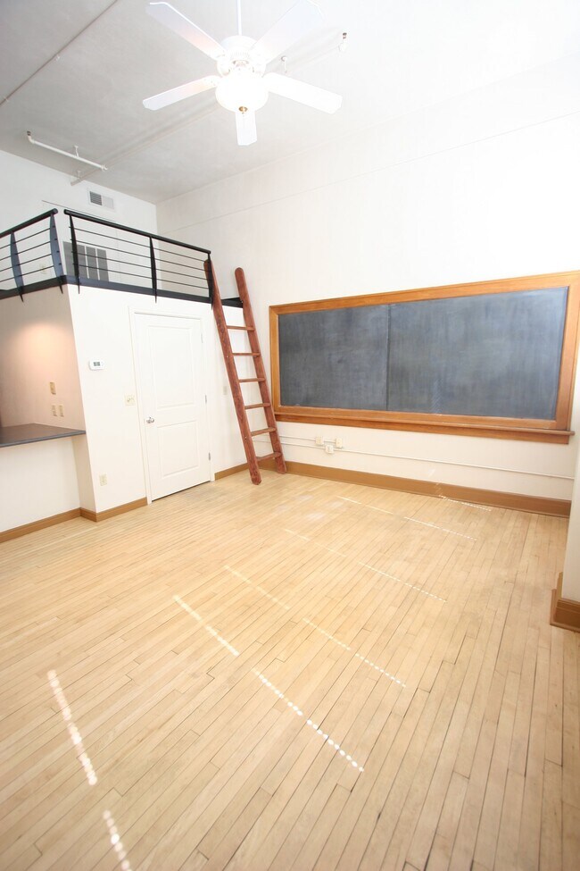 Foto del edificio - 100 Broadway Blvd NE