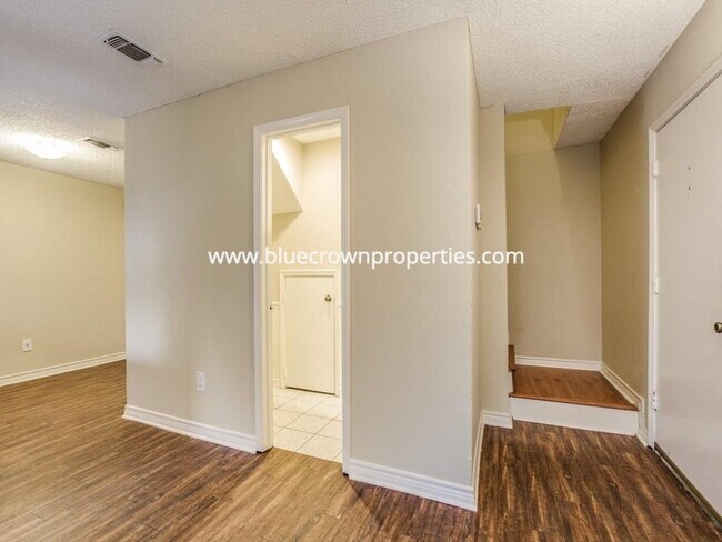 Building Photo - 1100 Brighton Dr