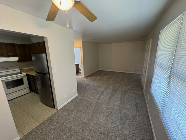 Building Photo - 2 Bed Single Level Apartment