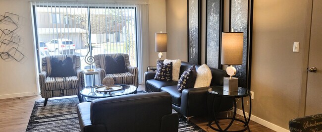 Foto del edificio - Saddlewood Park Townhomes